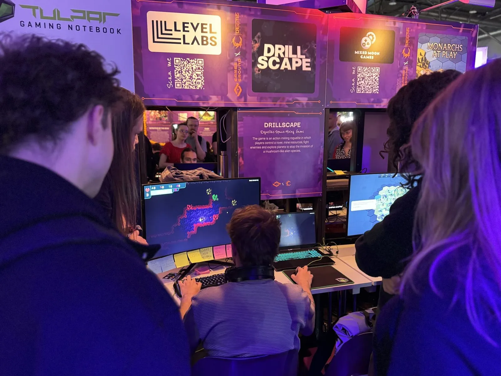 Besucher:innen spielen DrillScape am Level-Labs-Stand