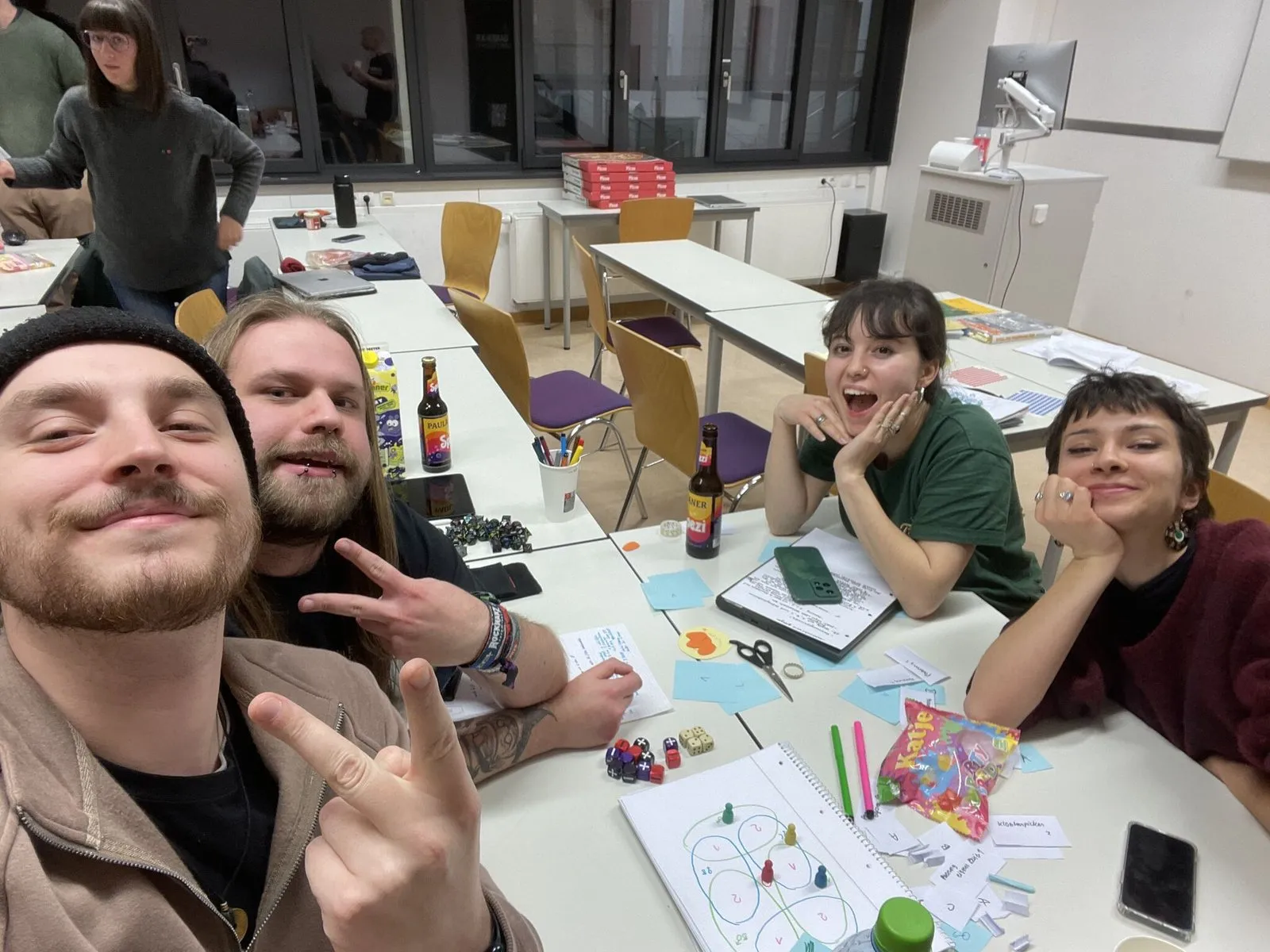 Selfie des Teams beim ProLudens Jam, im Hintergrund wird gespielt
