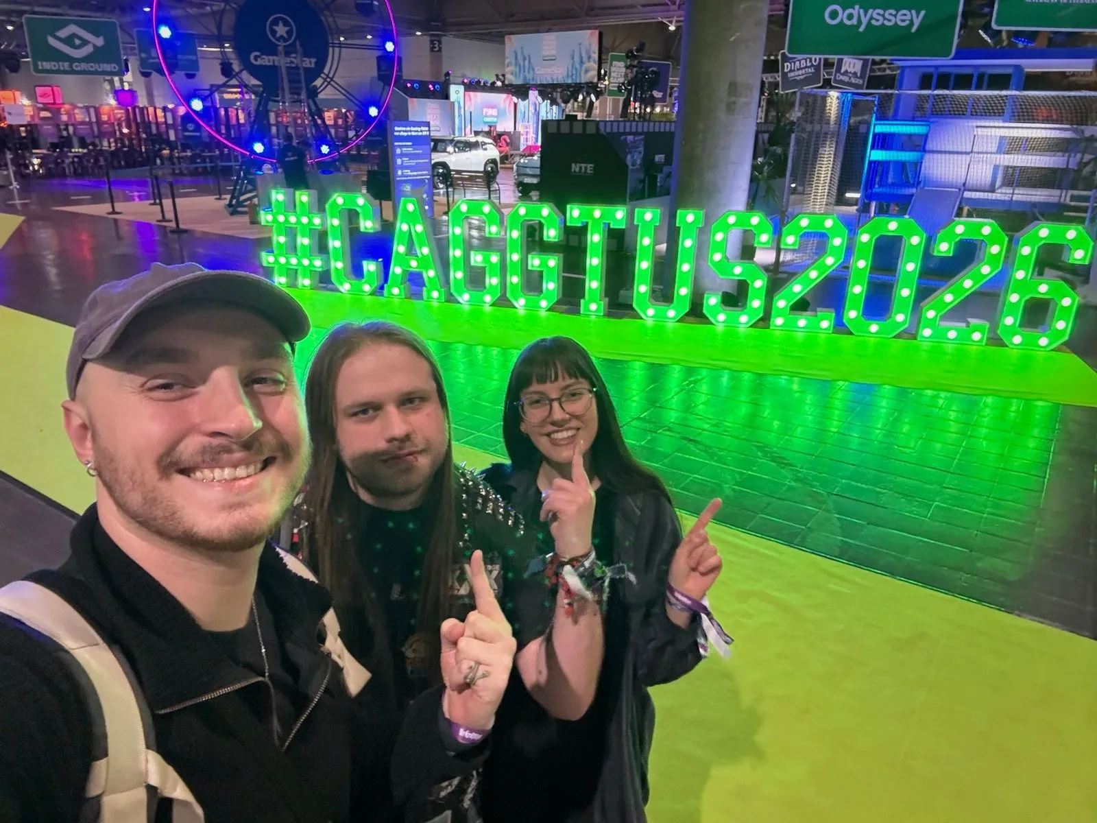 Das Level-Labs-Team vor dem leuchtenden CAGGTUS-2026-Schriftzug